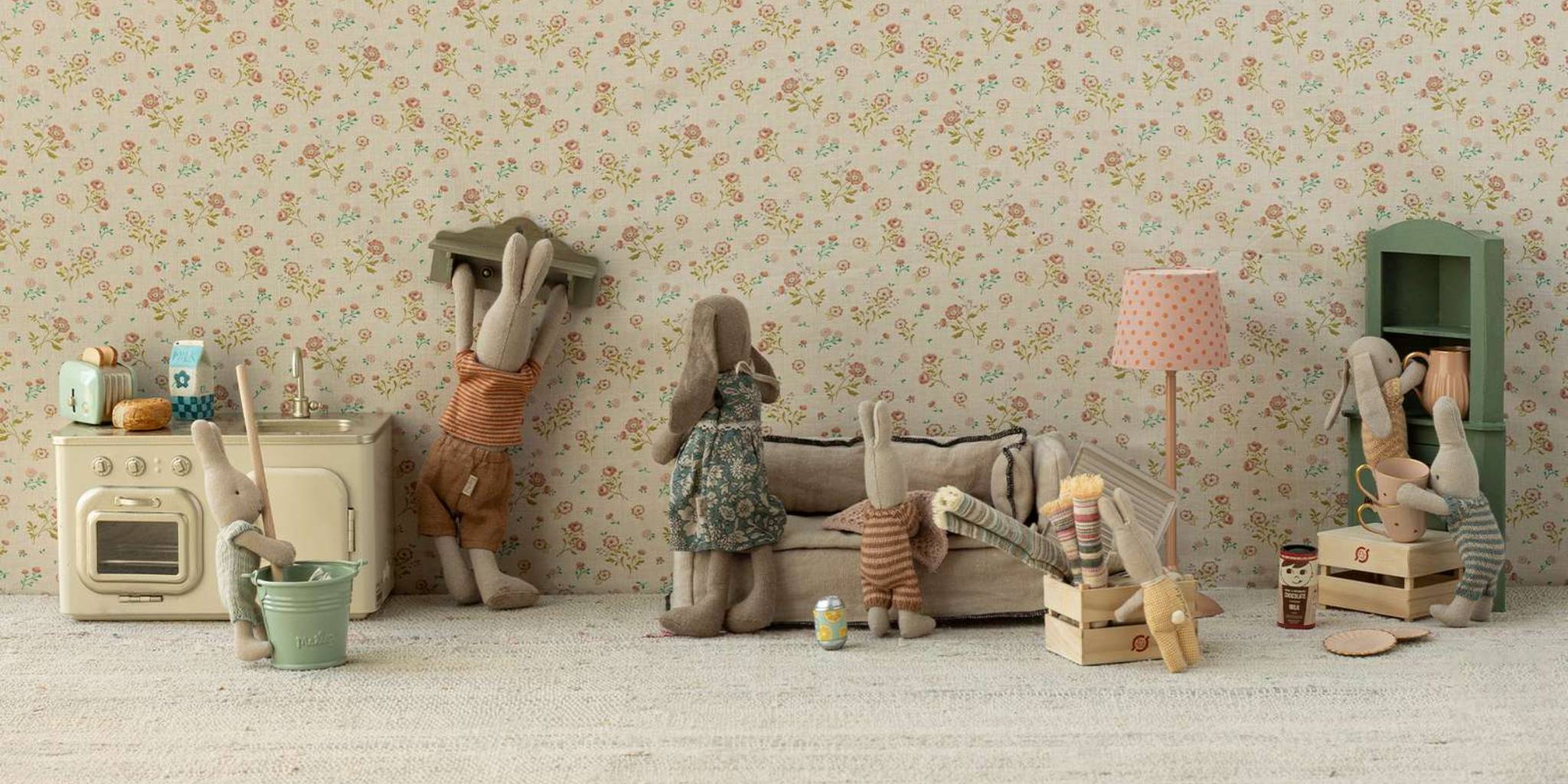 Maileg Stoffhasen spielen in einer Puppenküche mit Sofa, Herd, Regal und Deko – liebevoll inszenierte Kinderzimmer-Szene