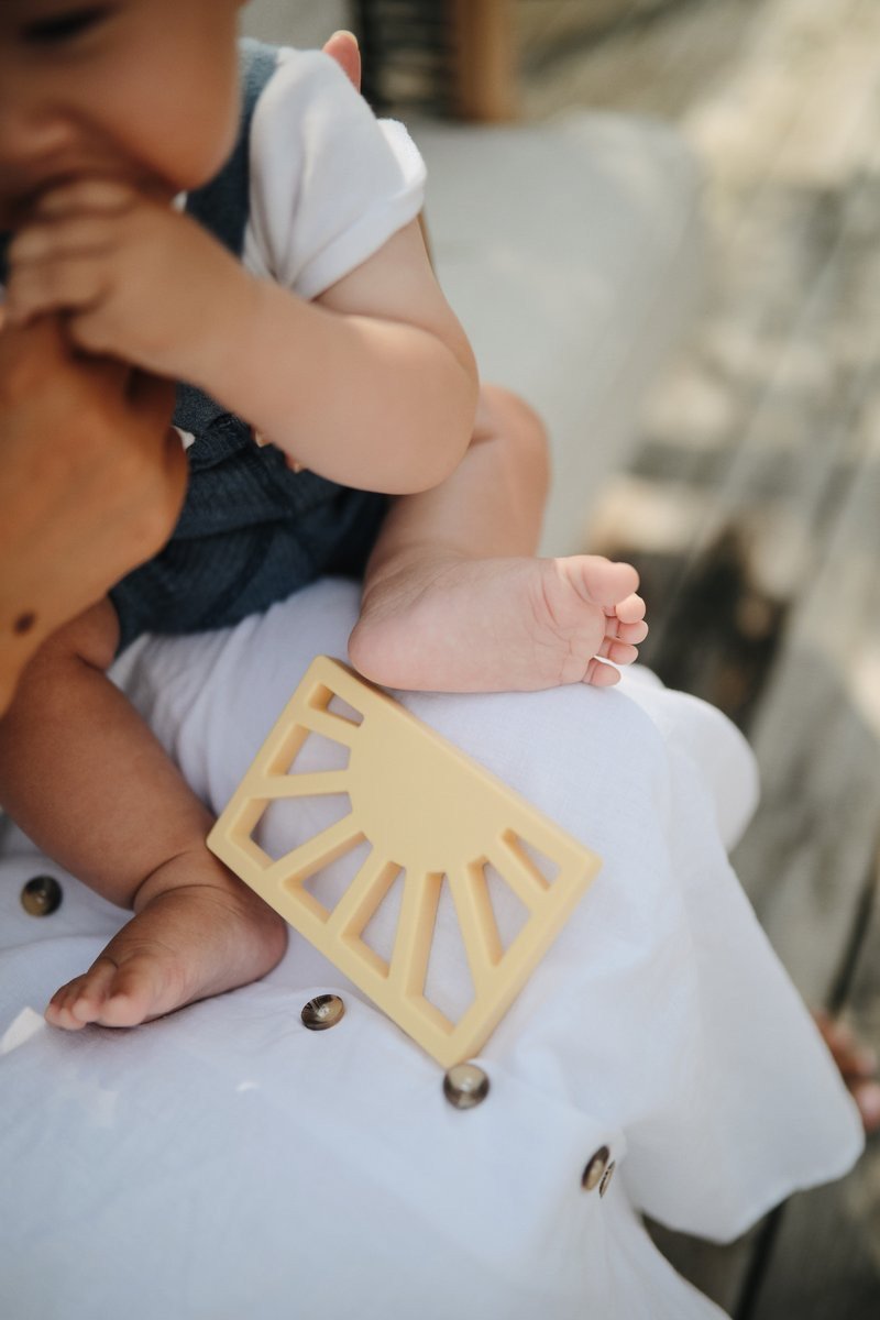 Mushie Beißring “Teether Sun Muted Yellow” von mushie kaufen - Spielzeug, Babykleidung &amp; mehr