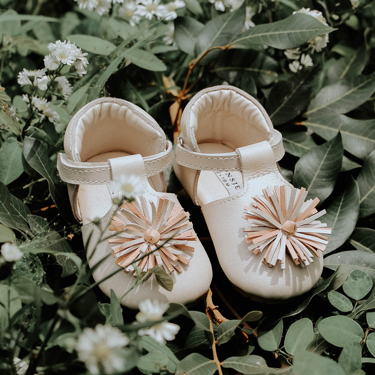 Poms Sandalen aus 100% Premium-Leder von Donsje kaufen - Kleidung, Babykleidung & mehr